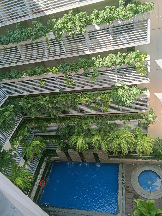 Henry'S Newport Condotel Pasay Exterior photo