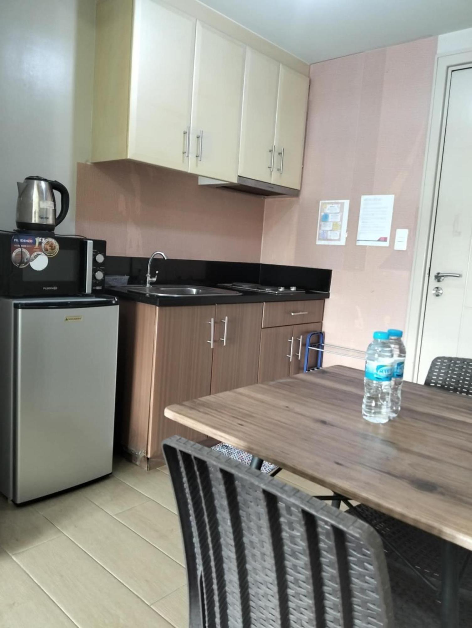 Henry'S Newport Condotel Pasay Exterior photo