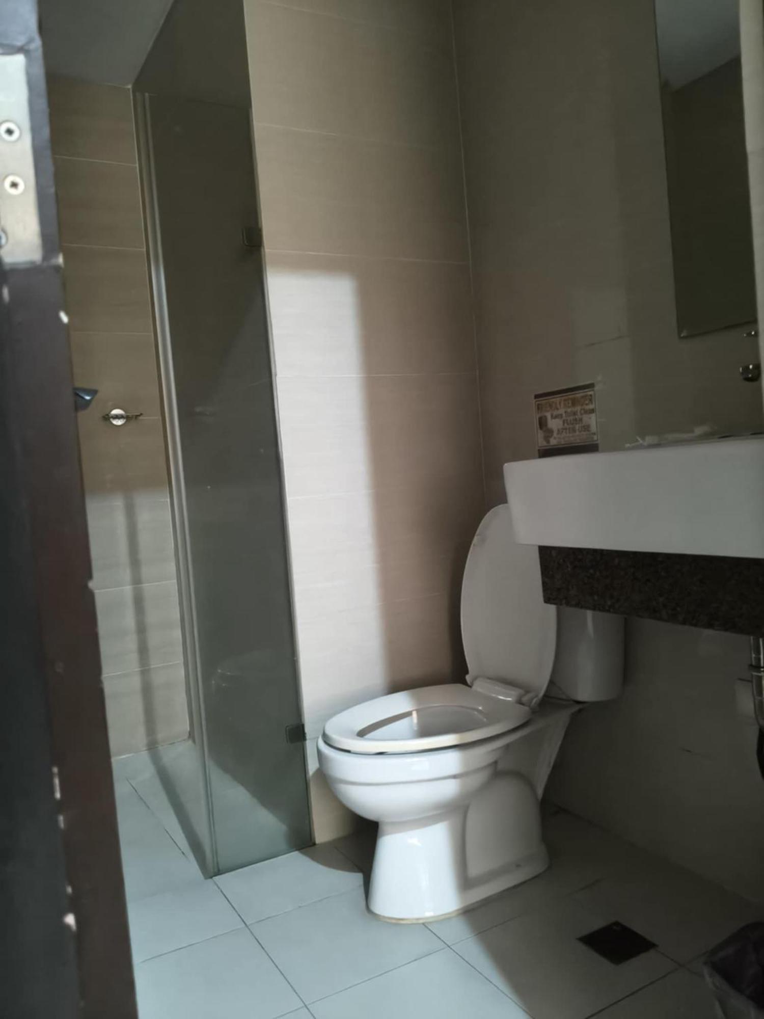 Henry'S Newport Condotel Pasay Exterior photo