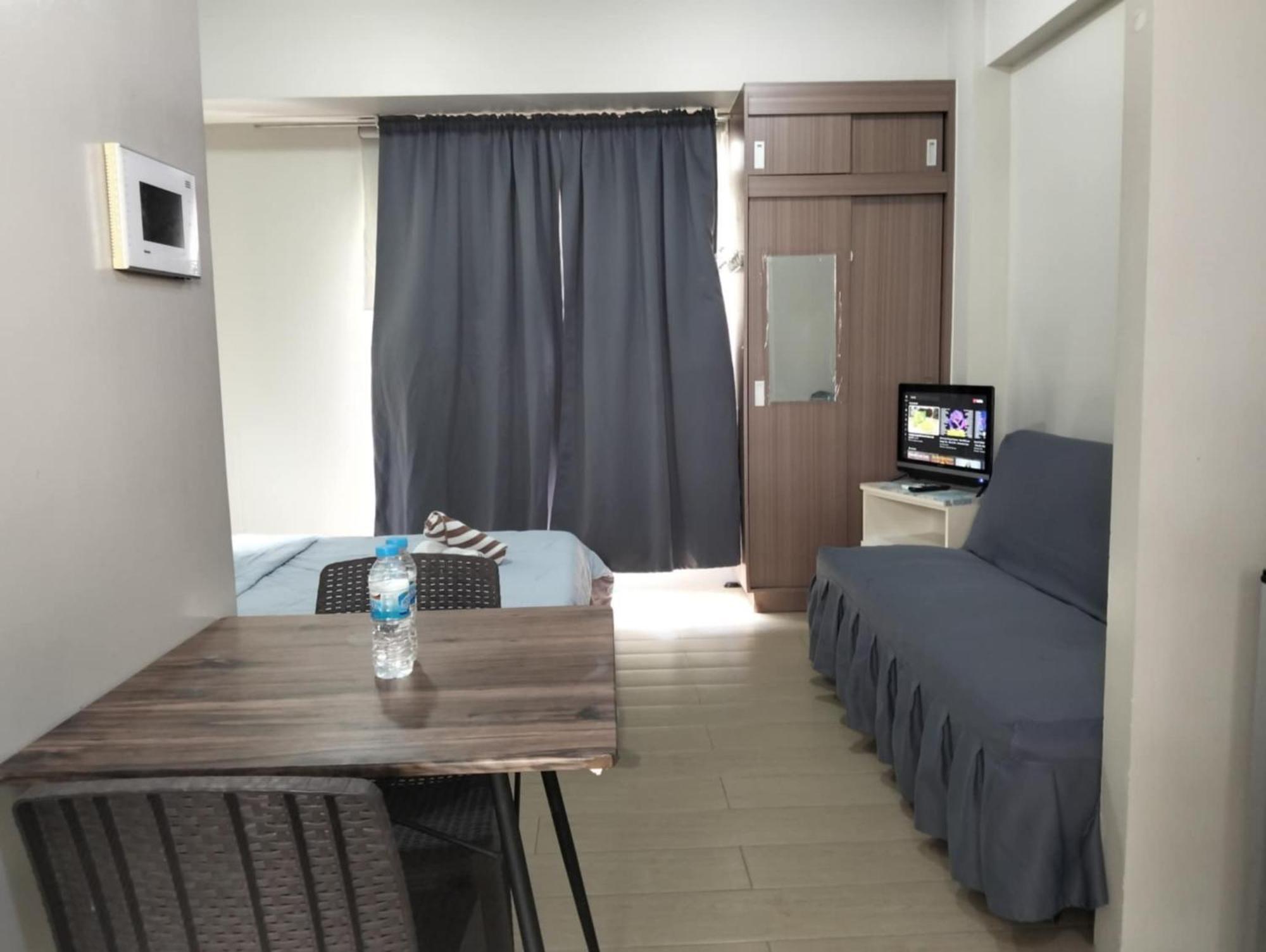 Henry'S Newport Condotel Pasay Exterior photo