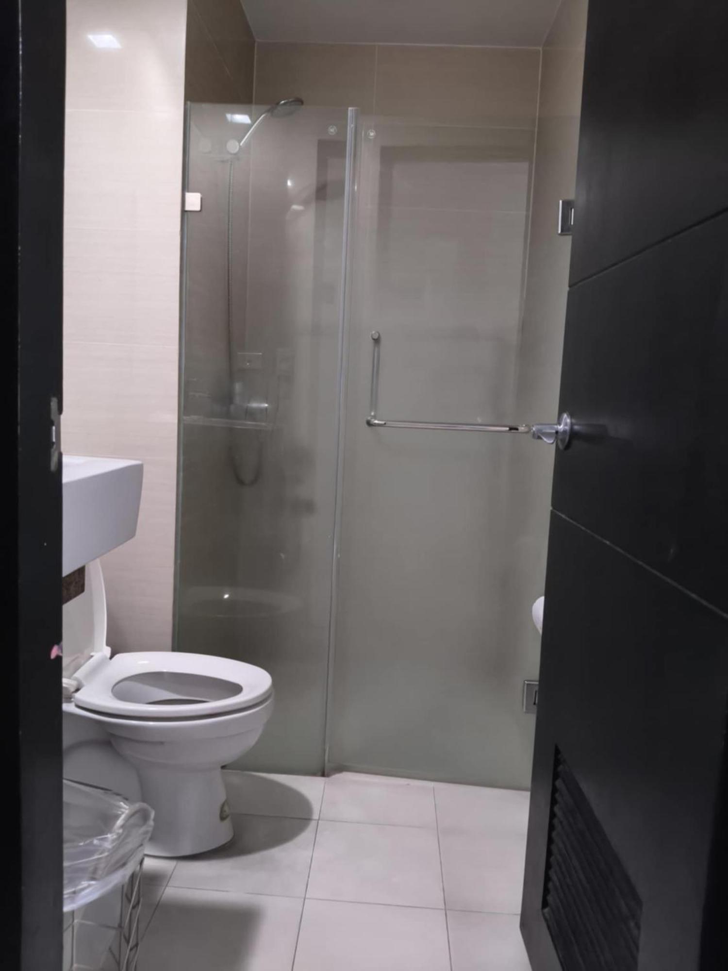 Henry'S Newport Condotel Pasay Exterior photo