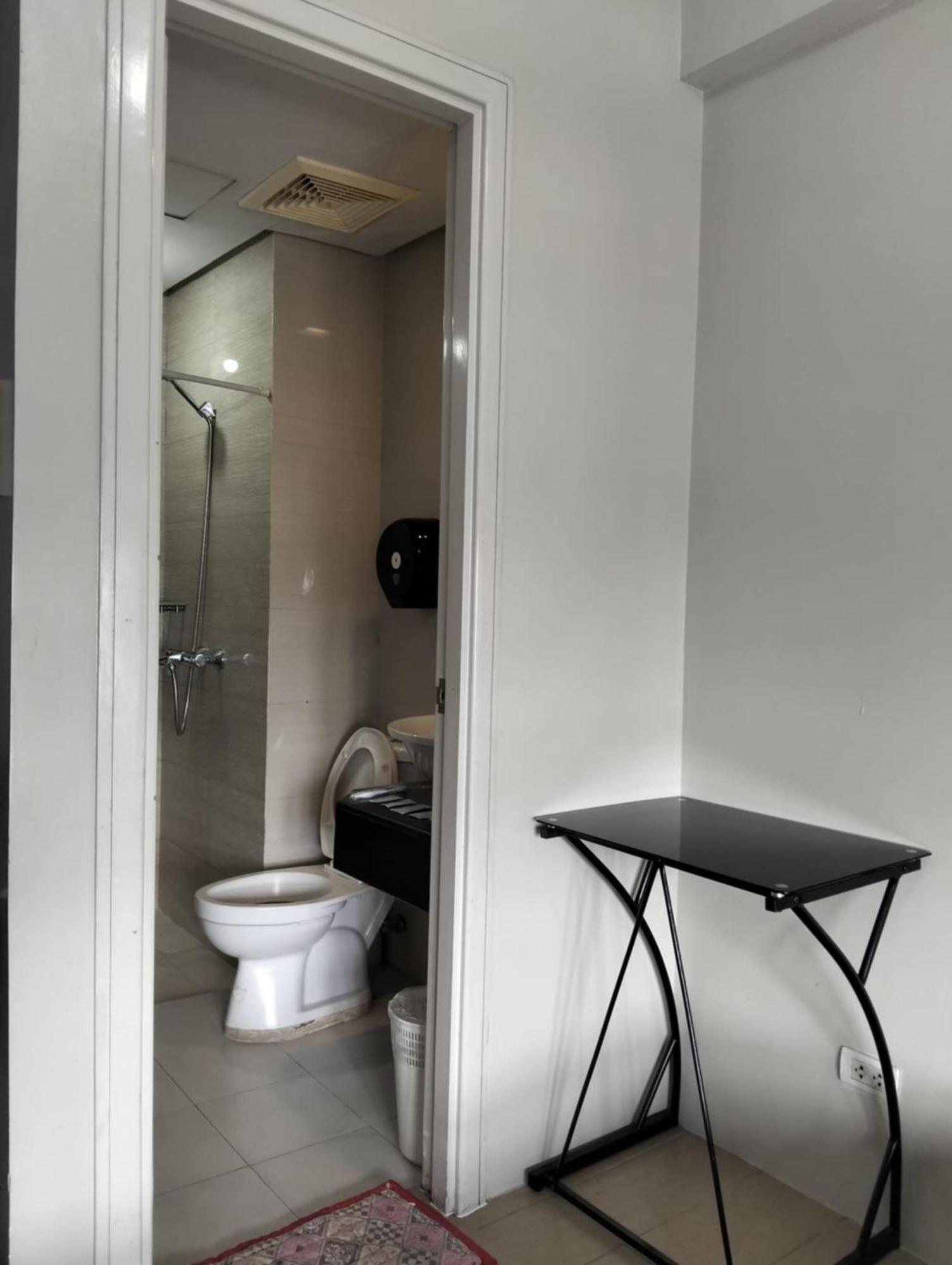 Henry'S Newport Condotel Pasay Exterior photo